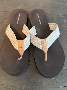 Tommy Hilfiger Beige Circle Patterned Fabric and Tan Thong Sandals Size 7